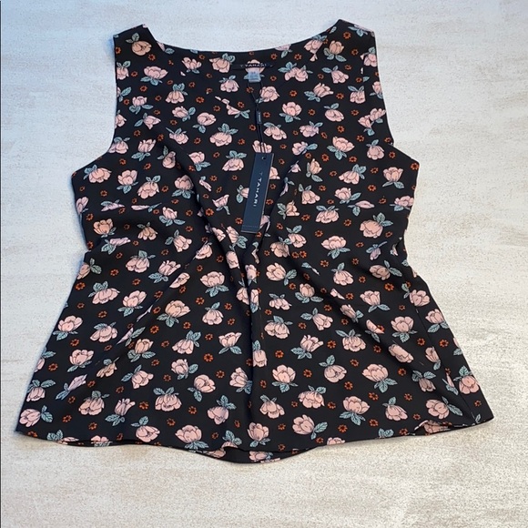 T Tahari Tops - T TAHARI V-Neck Sleeveless Floral Blouse